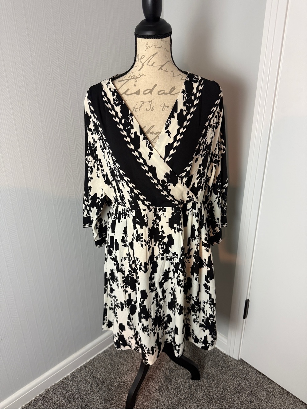 Cabi X-Factor Dress 6369 Black White Floral Geometric Faux Wrap Mini Medium NEW - Picture 2 of 10